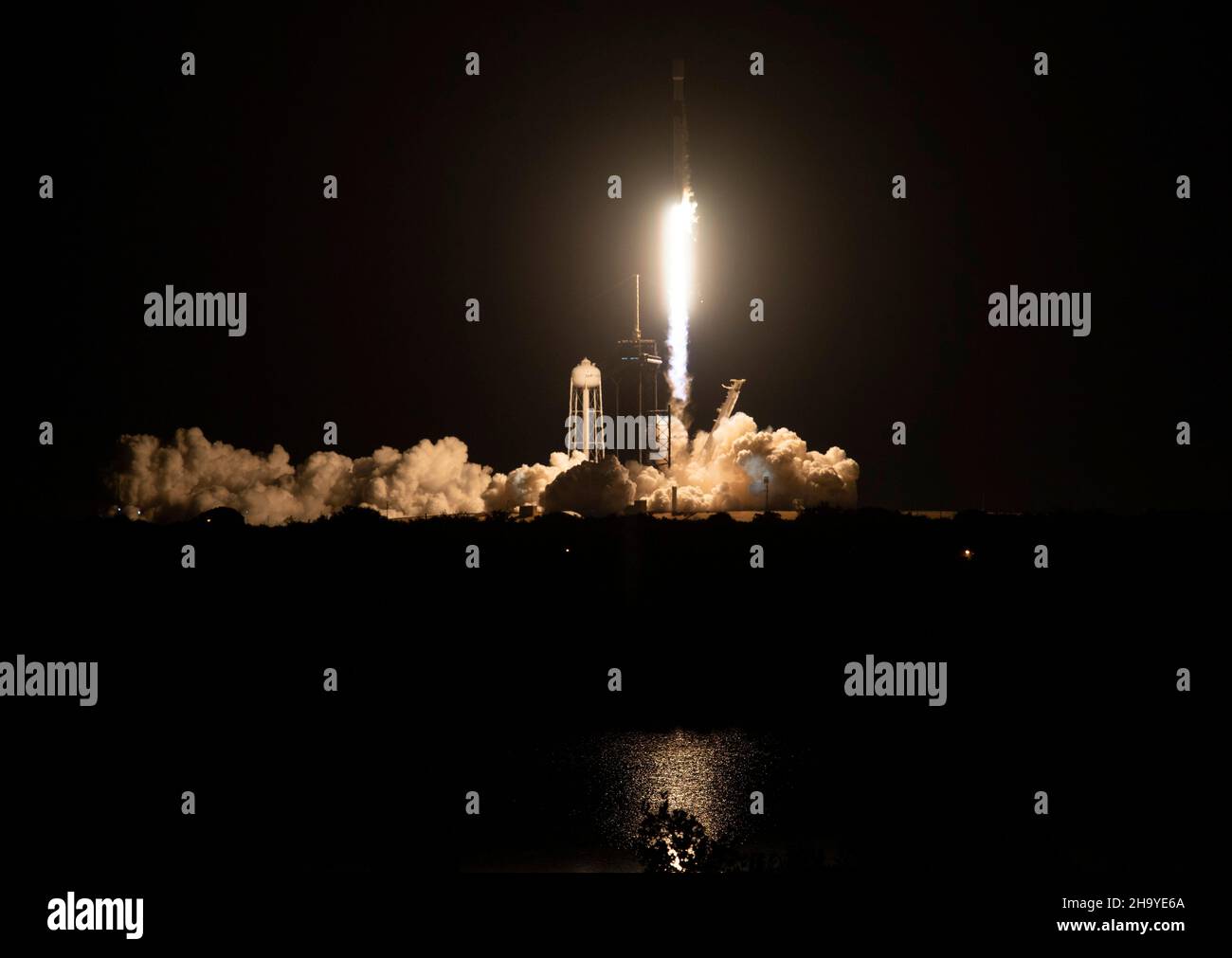 Cape Canaveral, États-Unis d'Amérique.09 décembre 2021.Une fusée SpaceX Falcon 9 transportant le vaisseau spatial de la NASA Imaging X-ray Polarimetry Explorer est sortie du Launch Complex 39A tôt le matin au Kennedy Space Center le 9 décembre 2021 à Cape Canaveral, Floride.L'engin spatial IXPE est le premier satellite dédié à la mesure de la polarisation des rayons X provenant de diverses sources cosmiques.Credit: Joel Kowsky/NASA/Alamy Live News Banque D'Images