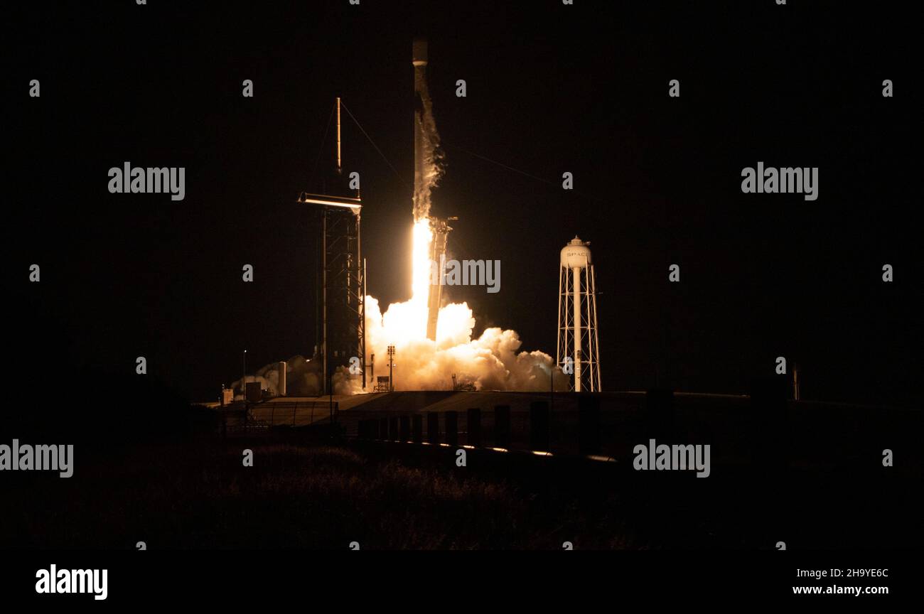 Cape Canaveral, États-Unis d'Amérique.09 décembre 2021.Une fusée SpaceX Falcon 9 transportant le vaisseau spatial de la NASA Imaging X-ray Polarimetry Explorer est sortie du Launch Complex 39A tôt le matin au Kennedy Space Center le 9 décembre 2021 à Cape Canaveral, Floride.L'engin spatial IXPE est le premier satellite dédié à la mesure de la polarisation des rayons X provenant de diverses sources cosmiques.Credit: Joel Kowsky/NASA/Alamy Live News Banque D'Images