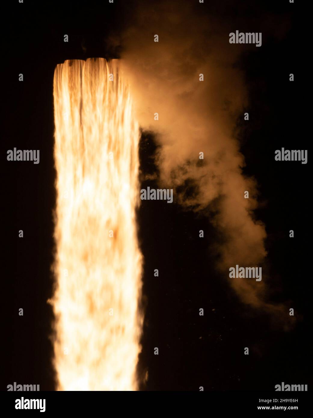 Cape Canaveral, États-Unis d'Amérique.09 décembre 2021.Les flammes proviennent des moteurs de la fusée SpaceX Falcon 9 transportant le vaisseau spatial de la NASA Imaging X-ray Polarimetry Explorer, qui se lance dans le complexe de lancement 39A tôt le matin au Kennedy Space Center le 9 décembre 2021 à Cape Canaveral, en Floride.L'engin spatial IXPE est le premier satellite dédié à la mesure de la polarisation des rayons X provenant de diverses sources cosmiques.Credit: Joel Kowsky/NASA/Alamy Live News Banque D'Images