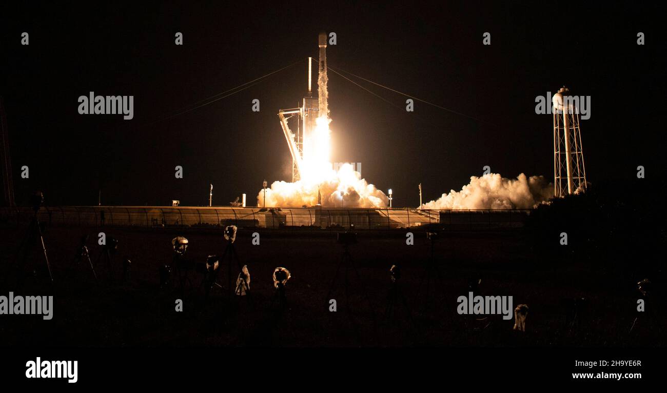 Cape Canaveral, États-Unis d'Amérique.09 décembre 2021.Une fusée SpaceX Falcon 9 transportant le vaisseau spatial de la NASA Imaging X-ray Polarimetry Explorer est sortie du Launch Complex 39A tôt le matin au Kennedy Space Center le 9 décembre 2021 à Cape Canaveral, Floride.L'engin spatial IXPE est le premier satellite dédié à la mesure de la polarisation des rayons X provenant de diverses sources cosmiques.Credit: Joel Kowsky/NASA/Alamy Live News Banque D'Images