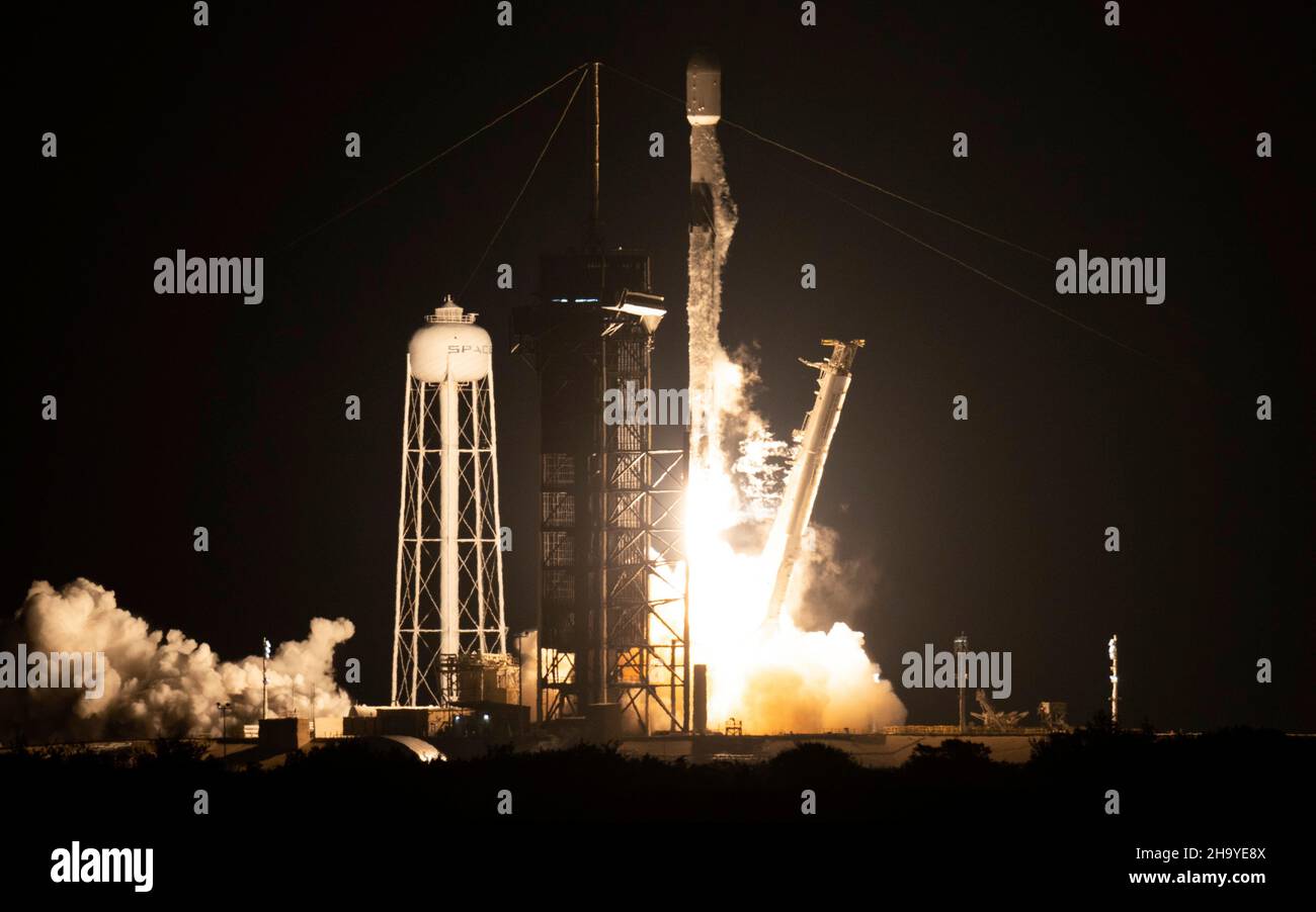 Cape Canaveral, États-Unis d'Amérique.09 décembre 2021.Une fusée SpaceX Falcon 9 transportant le vaisseau spatial de la NASA Imaging X-ray Polarimetry Explorer est sortie du Launch Complex 39A tôt le matin au Kennedy Space Center le 9 décembre 2021 à Cape Canaveral, Floride.L'engin spatial IXPE est le premier satellite dédié à la mesure de la polarisation des rayons X provenant de diverses sources cosmiques.Credit: Joel Kowsky/NASA/Alamy Live News Banque D'Images