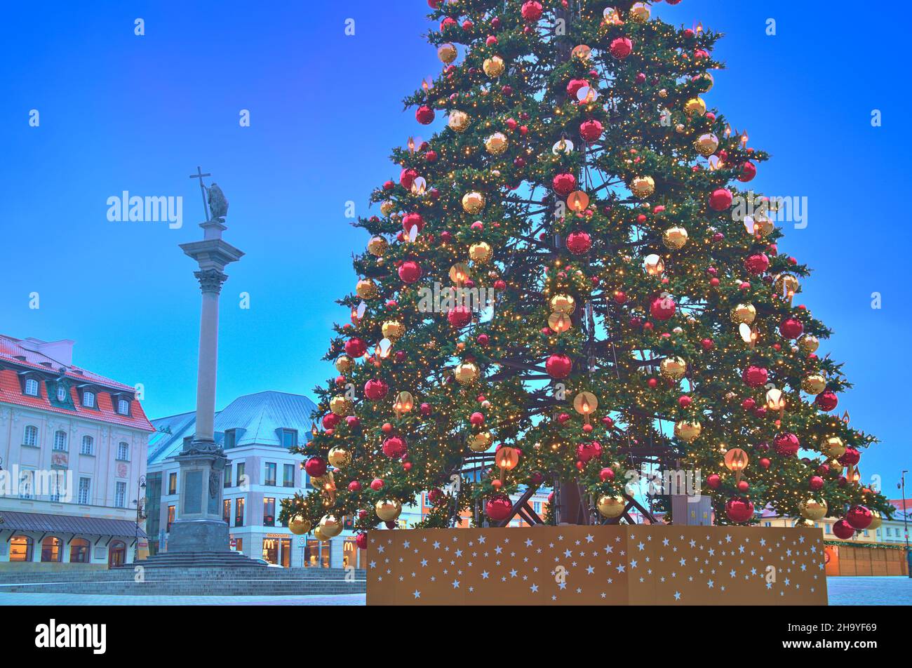 Arbre de Noël sur la place du Château à Varsovie, à la pause de la journée. Banque D'Images