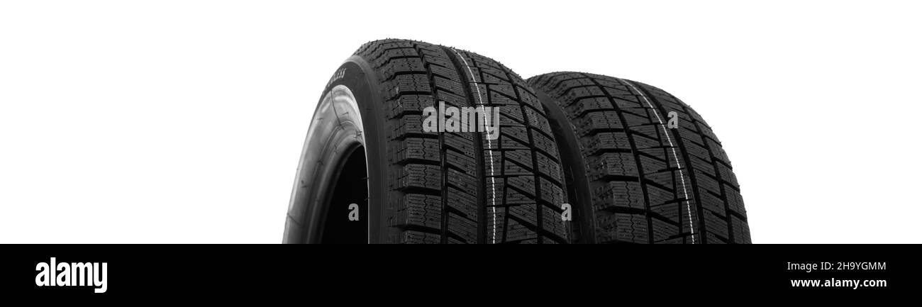 deux pneus d'hiver nous avons une bande de roulement contre la glace et la neige sur un fond blanc Banque D'Images