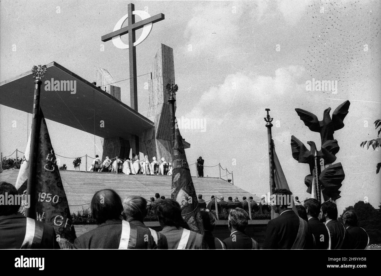 Szczecin, 1987-06-11.III pielgrzymka Ojca Œwiêtego Jana Paw³a II do Polski.Msza œwiêta dla rodzin na Jasnych B³oniach, podczas której papie¿ ukoronowa³ figureê Matki Bo¿ej Fatimskiej - dar ruchu maryjnego z USA i Francji.NZ. Widok o³tarza podczas mszy œwiêtej.W tle Pomnik Czynu Polaków. ppr PAP/CAF/Zbigniew MatuszewskiSzczecin, 11 juin 1987.Troisième pèlerinage du Saint-Père Jean-Paul II en Pologne.La messe pour les familles de Jasne Blonie (Light Meadows) au cours de laquelle le pape a couronné la statue de mère de Dieu de Fatima, le don du mouvement Marial des États-Unis et de France. Banque D'Images