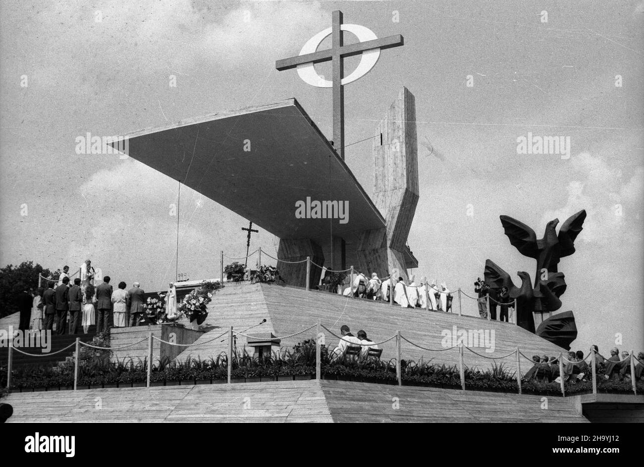 Szczecin, 1987-06-11.III pielgrzymka Ojca Œwiêtego Jana Paw³a II do Polski.Msza œwiêta dla rodzin na Jasnych B³oniach, podczas której papie¿ ukoronowa³ figureê Matki Bo¿ej Fatimskiej - dar ruchu maryjnego z USA i Francji.NZ. Widok o³tarza podczas mszy œwiêtej.W tle Pomnik Czynu Polaków. ppr PAP/CAF/Zbigniew MatuszewskiSzczecin, 11 juin 1987.Troisième pèlerinage du Saint-Père Jean-Paul II en Pologne.La messe pour les familles de Jasne Blonie (Light Meadows) au cours de laquelle le pape a couronné la statue de mère de Dieu de Fatima, le don du mouvement Marial des États-Unis et de France. Banque D'Images