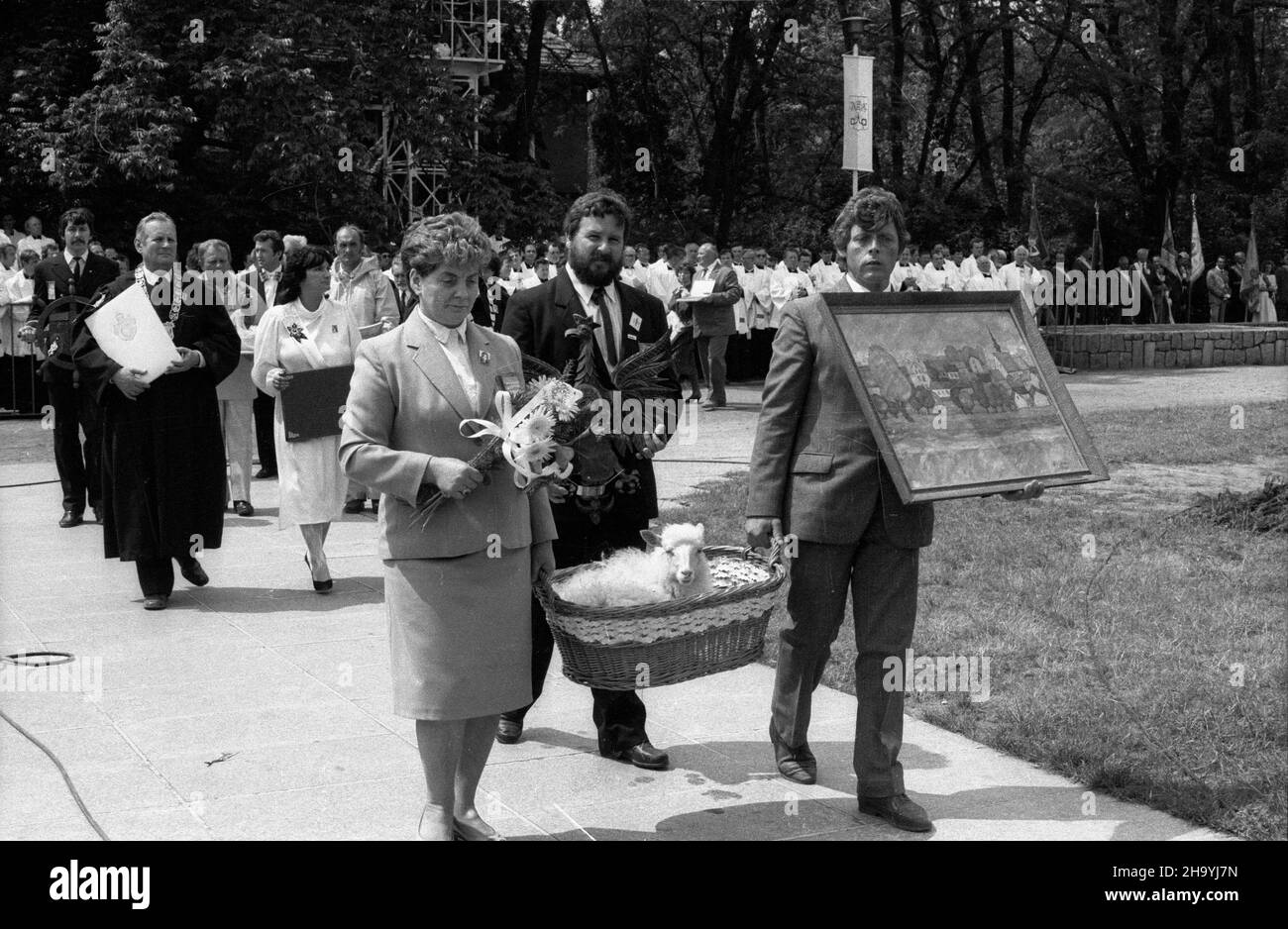 Szczecin, 1987-06-11.III pielgrzymka Ojca Œwiêtego Jana Paw³a II do Polski.Msza œwiêta dla rodzin na Jasnych B³oniach.NZ. Delegacja rolników podczas procesji z darami.Na drugim planie wspó³za³o¿yciel i cz³onek NSZZ Solidarnoœæ Rolników Indywidualnych - Artur Balazs (C) ppr PAP/CAF/Zbigniew MatuszewskiSzczecin, 11 juin 1987.Le 3ème pèlerinage du Saint-Père Jean-Paul II en Pologne.La messe sainte pour les familles dans les prés de Cracovie.Photo : des agriculteurs avec des cadeaux lors d'une procession.En arrière-plan co-fondateur et membre du syndicat de solidarité des agriculteurs privés Artur Balazs (dans le cent Banque D'Images