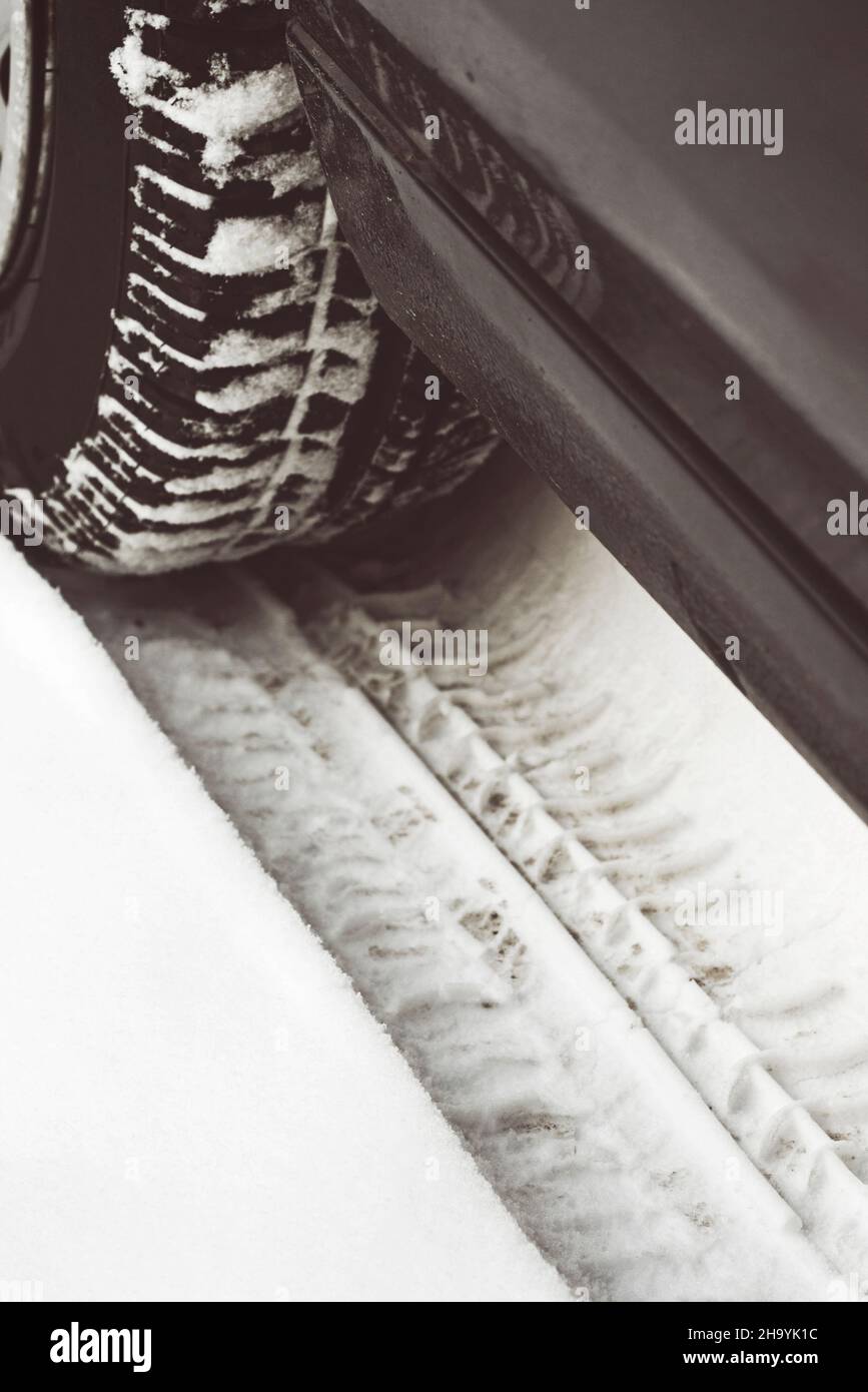 Car les traces de pneus dans la neige Banque D'Images