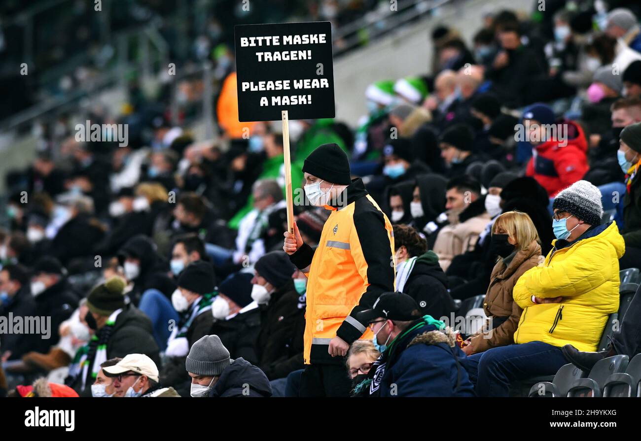 Bundesliga, Parc Borussia Mönchengladbach, Bor.Mönchengladbach vs SC Freiburg; Steward souligne avec un signe que les masques sont obligatoires dans le stade. Banque D'Images