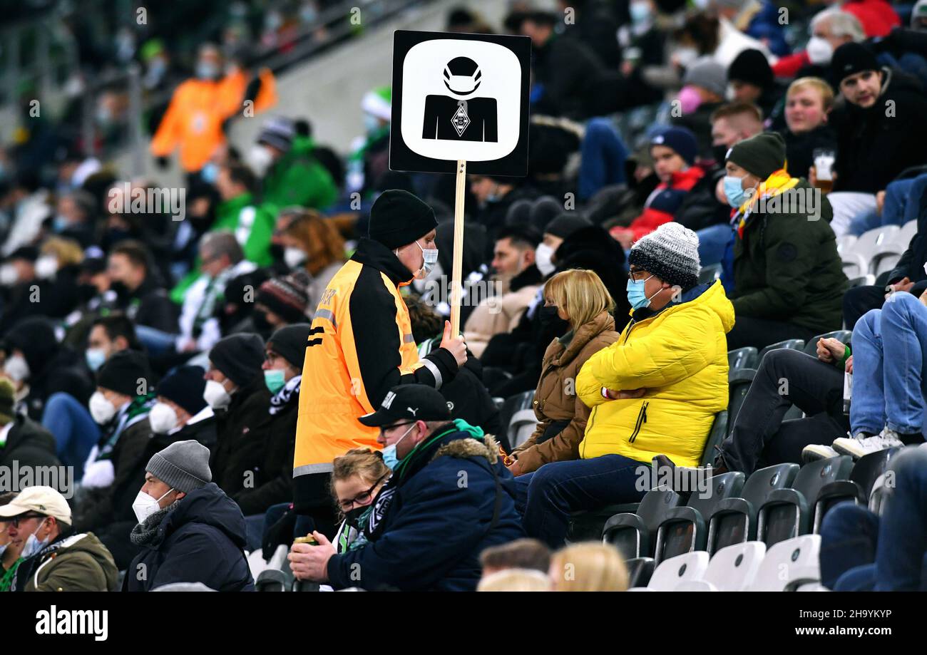 Bundesliga, Parc Borussia Mönchengladbach, Bor.Mönchengladbach vs SC Freiburg; Steward souligne avec un signe que les masques sont obligatoires dans le stade. Banque D'Images