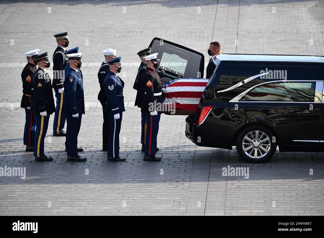 Washington, États-Unis.09th décembre 2021.Le rôle de l'ancien sénateur Bob Dole, R-KS, arrive pour un service commémoratif du Congrès au Capitole des États-Unis à Washington DC, le jeudi 9 décembre 2021.Dole, qui a servi sur Capitol Hill pendant 36 ans, est décédé dans son sommeil le 5 décembre à l'âge de 98 ans.Photo de piscine par Greg Nash/UPI crédit: UPI/Alay Live News Banque D'Images