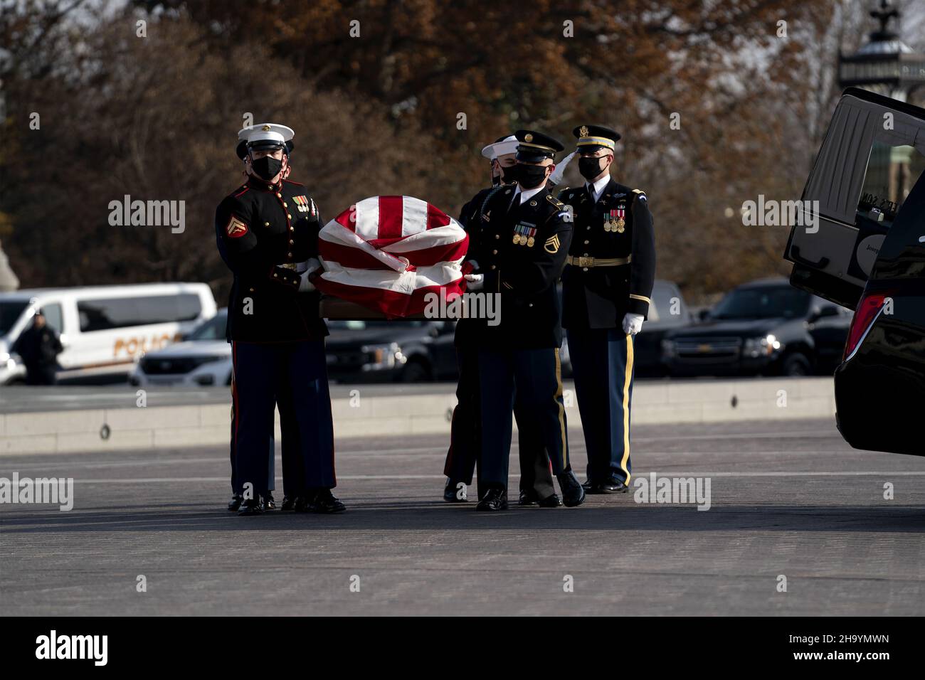 Washington, États-Unis.09th décembre 2021.Le rôle de l'ancien sénateur Bob Dole, R-KS, arrive pour un service commémoratif du Congrès au Capitole des États-Unis à Washington DC, le jeudi 9 décembre 2021.Dole, qui a servi sur Capitol Hill pendant 36 ans, est décédé dans son sommeil le 5 décembre à l'âge de 98 ans.Photo de piscine par Greg Nash/UPI crédit: UPI/Alay Live News Banque D'Images