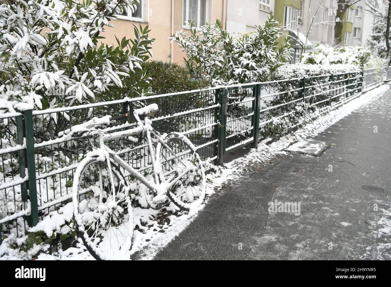 Berlin, Allemagne.09th décembre 2021.Un vélo se trouve sur un trottoir dans le quartier Tempelhof-Schöneberg.La neige est tombée dans la capitale jeudi (9.12.2021).Credit: Stella Venohr/dpa/Alamy Live News Banque D'Images