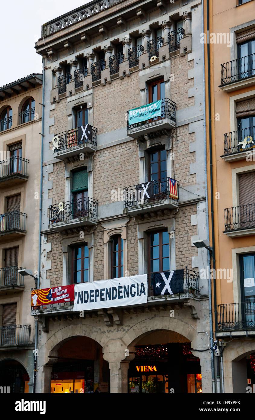 Propagande d'indépendance et drapeaux sur les bâtiments de la ville catalane de Vic, Catalogne, Espagne Banque D'Images