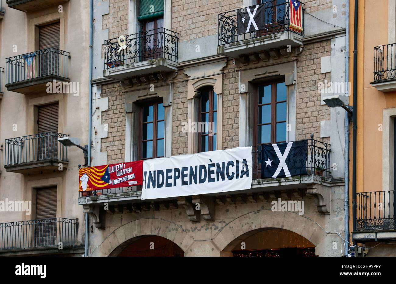 Propagande d'indépendance et drapeaux sur les bâtiments de la ville catalane de Vic, Catalogne, Espagne Banque D'Images