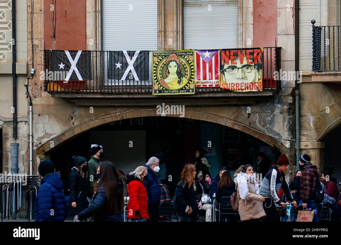 Propagande d'indépendance et drapeaux sur les bâtiments de la ville catalane de Vic, Catalogne, Espagne Banque D'Images