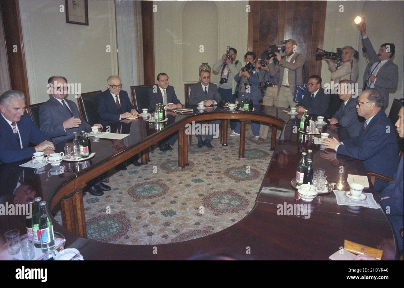 Varsovie 06.06.1987.Wizyta sekretarza generalnego Komitetu Centralnego Komunistycznej Partii Chin i premiera Chiñskiej Republiki Ludowej Zhao Ziyanga (04-08.06.1987) W Polsce.NZ. Rozmowy plenarne.OD lewej: cz³onek Biura Politycznego Polskiej Zjednoczonej Partii Robotniczej Józef Czyrek, I sekretarz KC PZPR i przewodnicz¹cy Rady Pañstwa genera³ Wojciech Jaruzelski.Po przeciwnej stronie sto³u delegacja z Chin, m.in: premier Zhao Ziyang (2P) i wiseminister spraw zagranicznych Qian Qichen (3P). ka PAP/Grzegorz RogiñskiWarsawa 05 juin 1987.Secrétaire général du Parti communiste de Banque D'Images