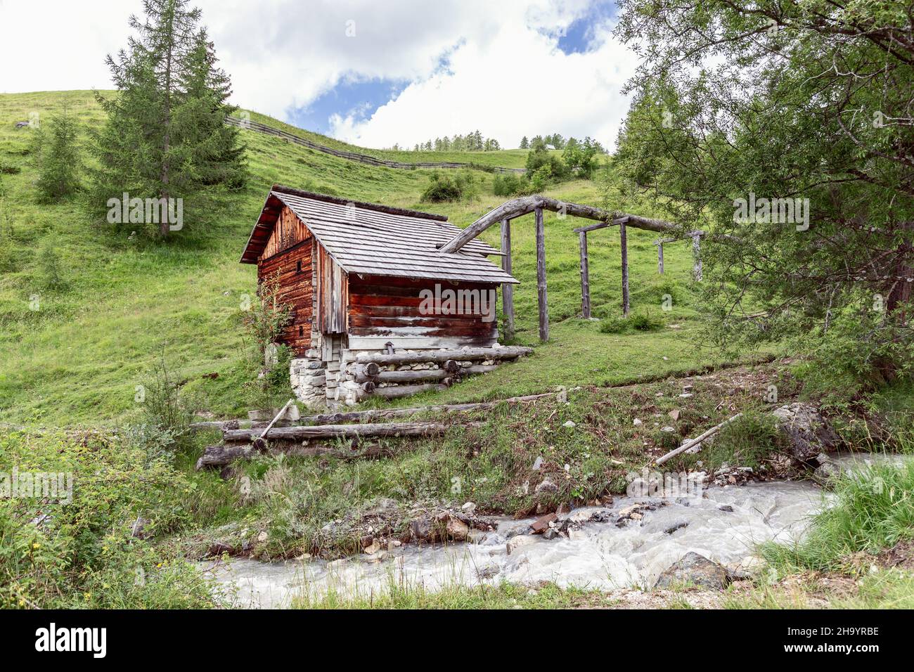 Ancien moulin à eau avec aqueduc dans un parc Mill Valley (Val di Morins).Longiaru, Italie Banque D'Images