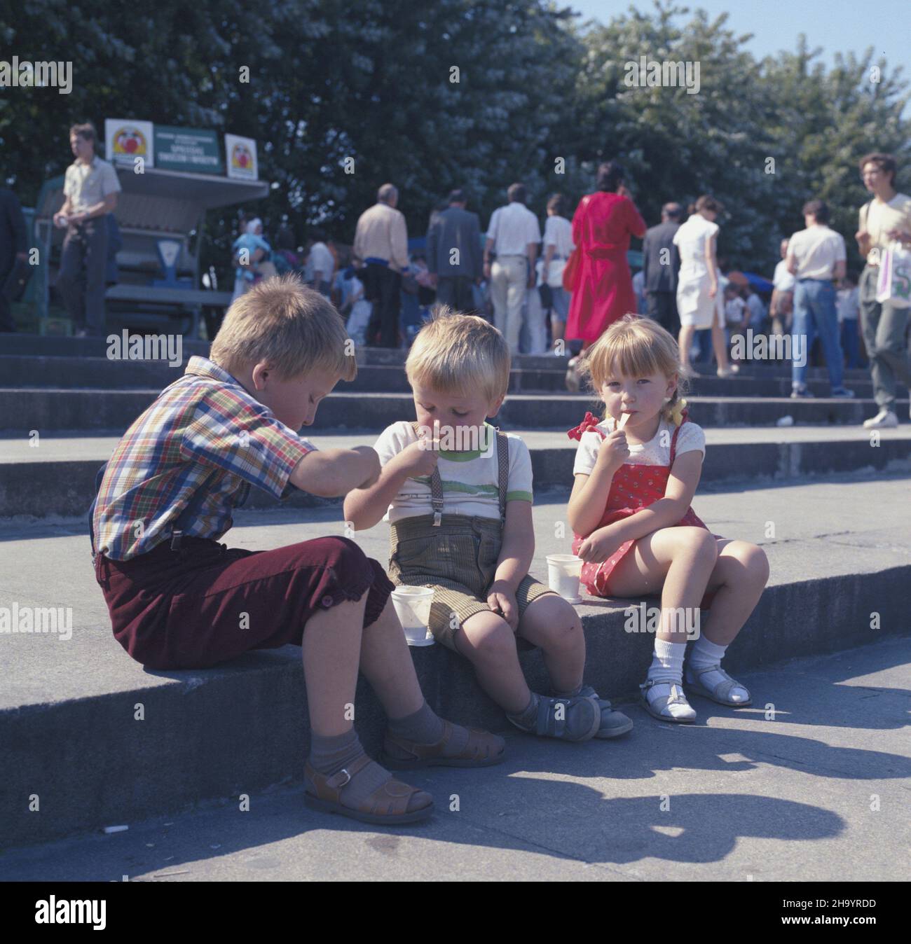 Varsovie 06.1987.Kiermasz W dniach 19-21 czerwca przy Pa³acu Kultury i Nauki zorganizawany z okazji obchodów Œwiêta Trybuny Ludu, organu prasowego Polskiej Zjednoczonej Partii Robotniczej. uu PAP/Tadeusz ZagoŸdziñski Dok³adny dziewydarzonia ñ niealy.Varsovie juin 1987.Une foire dans les environs du Palais de la Culture et de la Science, organisée du 19 au 21 juin pour marquer les jours de Trybuna Ludu, organe de presse du Parti ouvrier unifié polonais. uu PAP/Tadeusz Zagozdzinski jour d'événement inconnu Banque D'Images