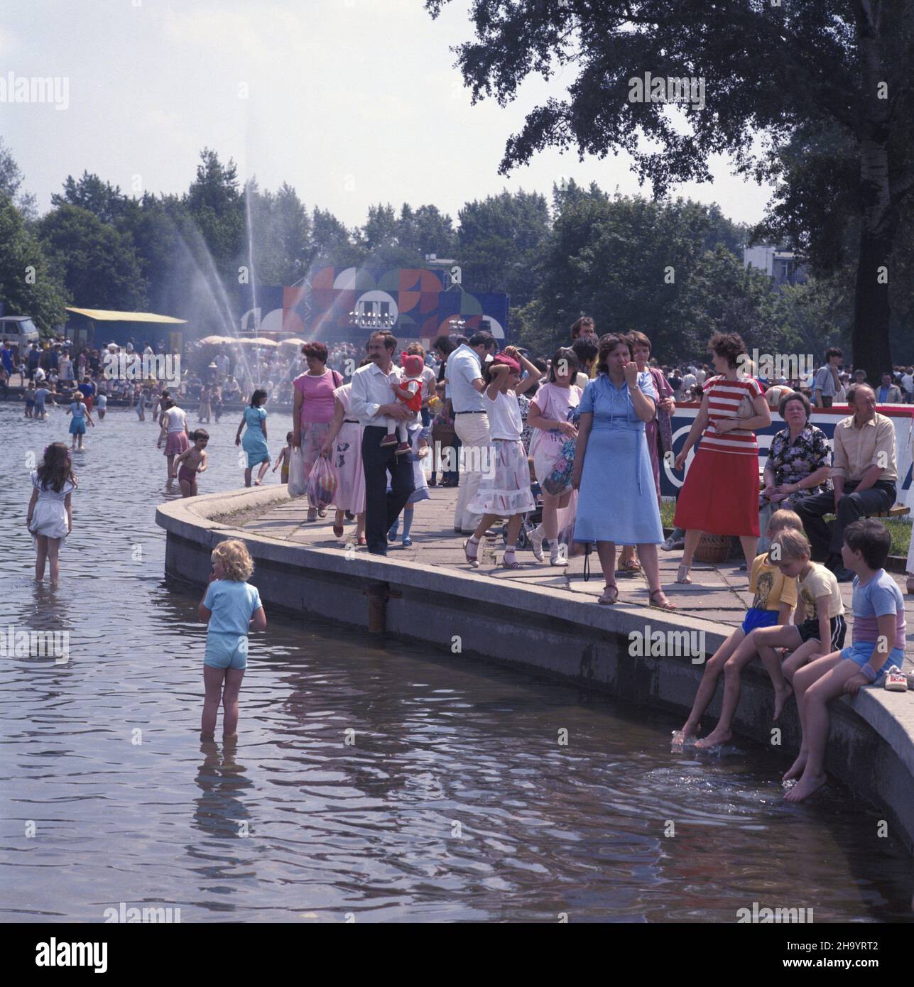 Varsovie 06.1987.Festyn na Podzamczu zorganizowany z okazji Œwiêta Trybuny Ludu (organu prasowego Polskiej Zjednoczonej Partii Robotniczej) W dniach 19-21 czerwca. uu PAP/Wojciech Kryñski Dok³adny dziewydarzenia nustalony.Varsovie juin 1987.Une fête de la promotion du quotidien Trybuna Ludu (organe de presse du Parti des travailleurs Unis polonais) s'est tenue du 19 au 21 juin. uu PAP/Wojciech Krynski Event Day unknown Banque D'Images
