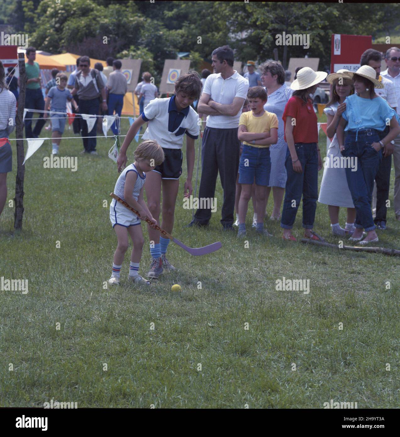 Varsovie 06.1987.Festyn na Podzamczu zorganizowany z okazji Œwiêta Trybuny Ludu (organu prasowego Polskiej Zjednoczonej Partii Robotniczej) W dniach 19-21 czerwca.NZ. Organizatorzy przygotowali wiele atrakcji dla dzieci. uu PAP/Wojciech Kryñski Dok³adny dzieñ wydarzenia nieustalony.Varsovie juin 1987.Une fête de la promotion du quotidien Trybuna Ludu (organe de presse du Parti des travailleurs Unis polonais) s'est tenue du 19 au 21 juin.Photo : la fête a présenté de nombreuses attractions pour les enfants. uu PAP/Wojciech Krynski Event Day unknown Banque D'Images