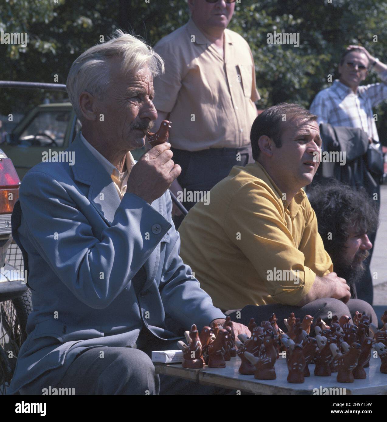 Varsovie 06.1987.Kiermasz W dniach 19-21 czerwca przy Pa³acu Kultury i Nauki zorganizawany z okazji obchodów Œwiêta Trybuny Ludu, organu prasowego Polskiej Zjednoczonej Partii Robotniczej. uu PAP/Tadeusz ZagoŸdziñski Dok³adny dziewydarzonia ñ niealy.Varsovie juin 1987.Une foire dans les environs du Palais de la Culture et de la Science, organisée du 19 au 21 juin pour marquer les jours de Trybuna Ludu, organe de presse du Parti ouvrier unifié polonais. uu PAP/Tadeusz Zagozdzinski jour d'événement inconnu Banque D'Images