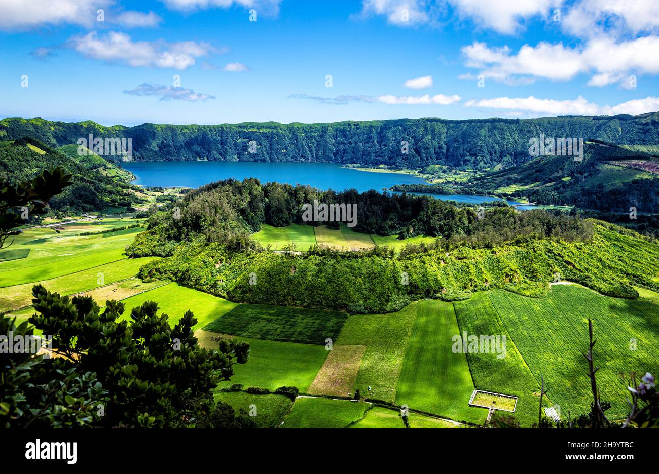 Caldeira Seca, Sete Cidades, île de São Miguel, Açores, Açores,Portugal, Europe.Lagoa Azul en arrière-plan. Banque D'Images