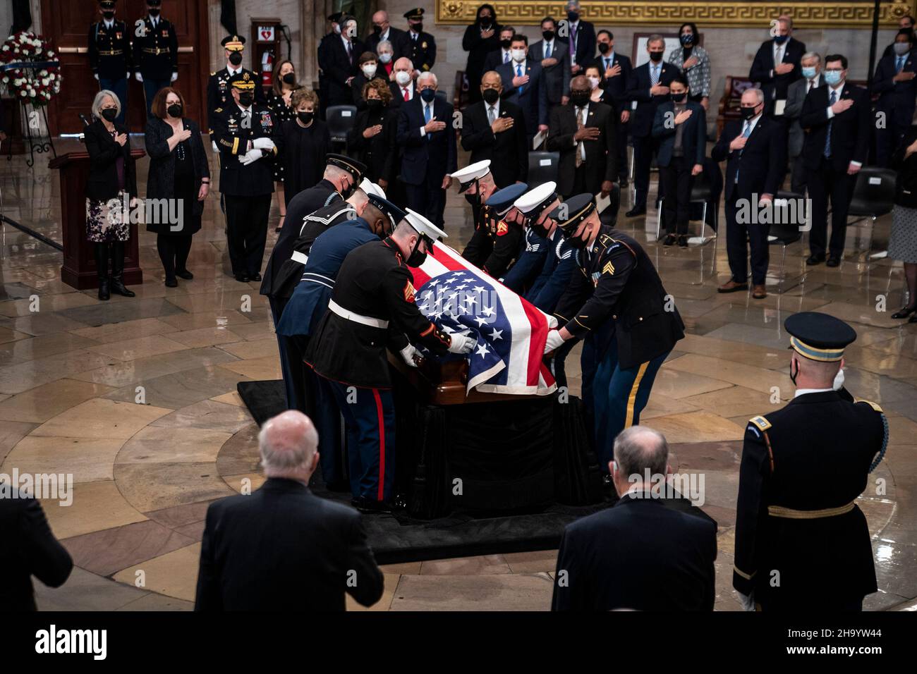 Le rôle de l'ancien sénateur américain Bob Dole (républicain du Kansas) arrive à la rotonde du bâtiment du Capitole des États-Unis, où il sera dans l'État, à Capitol Hill le jeudi 09 décembre 2021 à Washington.Crédit: Jabin Botsford/Pool via CNP/MediaPunch Banque D'Images