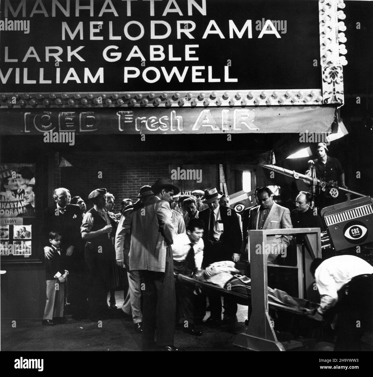 Sur le plateau Candid aux studios de télévision CBS à New York filmant John Dillinger étant transporté sur civière après avoir étéTourné par le FBI le 25th 1934 janvier dans le hall du Biograph Movie Theatre à Chicago pour LA CAPTUREDE JOHN DILLINGER saison 1 Episode 4 de la série TV CBS VOUS ÊTES LÀ Broadcast février 22nd 1953 écrivainWalter Bernstein est hébergé par le producteur Walter Cronkite Charles Russell Banque D'Images