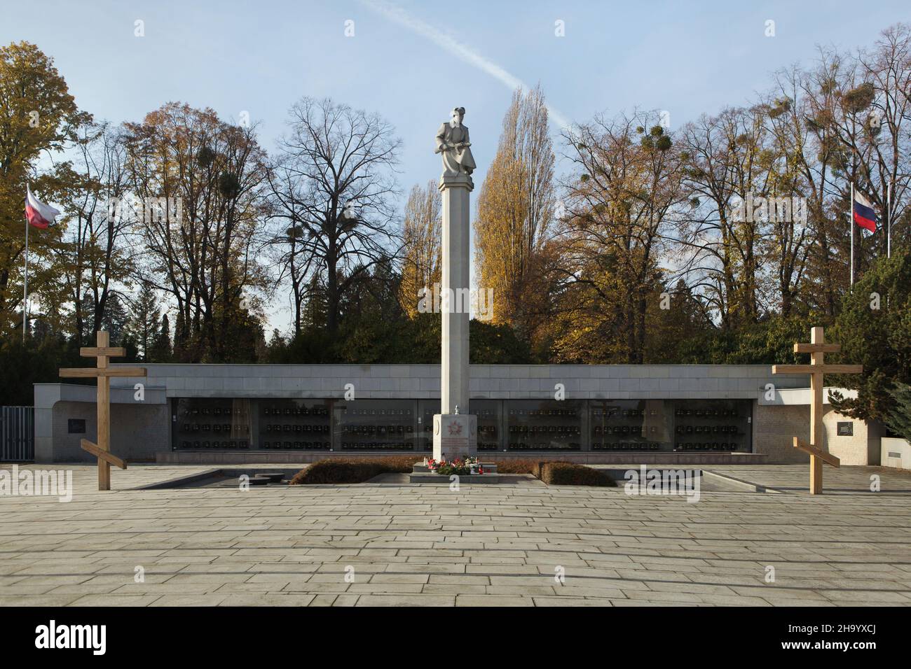 Mémorial de la guerre soviétique au cimetière central (Ústřední hřbitov) de Brno, République tchèque.Les tombes massives de soldats de l'Armée rouge tombés pendant la Seconde Guerre mondiale sont situées sur le terrain du Mémorial de la guerre soviétique. Banque D'Images