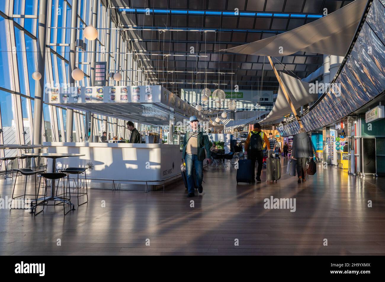 Les voyageurs se rendant à Sky City entre le terminal international et le terminal national de l'aéroport d'Arlanda à Stockholm.C'est l'aéroport le plus achalandé de Suède. Banque D'Images