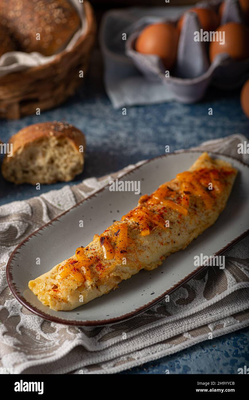 Omelette délicieuse à base d'œufs bio avec piment et cheddar Banque D'Images