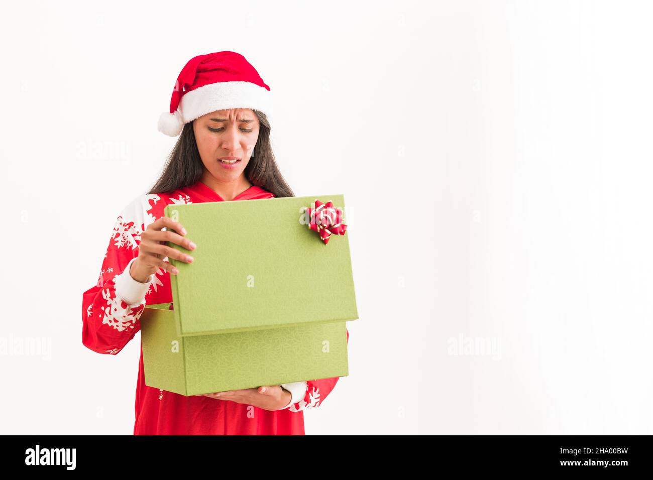 cadeau de noël devenir une mauvaise idée de santa sur une femme malheureuse, pull laid pour la célébration de noël Banque D'Images