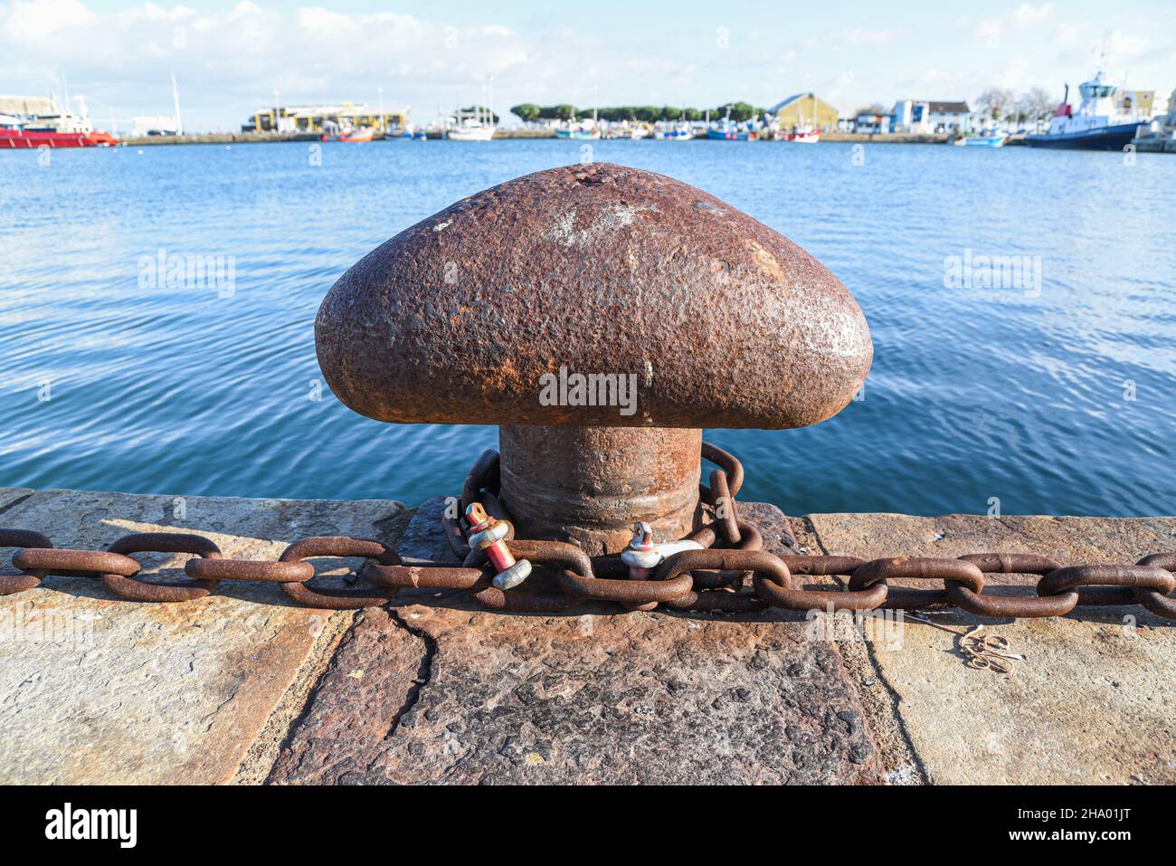 Grands vieux poteaux d'amarrage de bateau rouillé dans le port. Banque D'Images