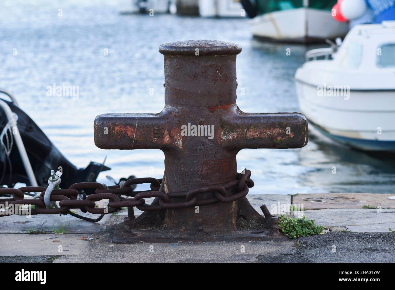 Grands vieux poteaux d'amarrage de bateau rouillé dans le port. Banque D'Images