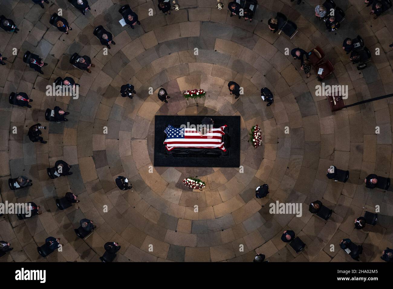 Elizabeth Dole se pose sur le cercueil de son mari, l'ancien sénateur Bob Dole, R-Kan., alors qu'il se trouve dans l'État de la Rotunda du Capitole des États-Unis, le jeudi 9 décembre 2021, sur Capitol Hill, à Washington.Crédit : Andrew Harnik/Pool via CNP/MediaPunch Banque D'Images