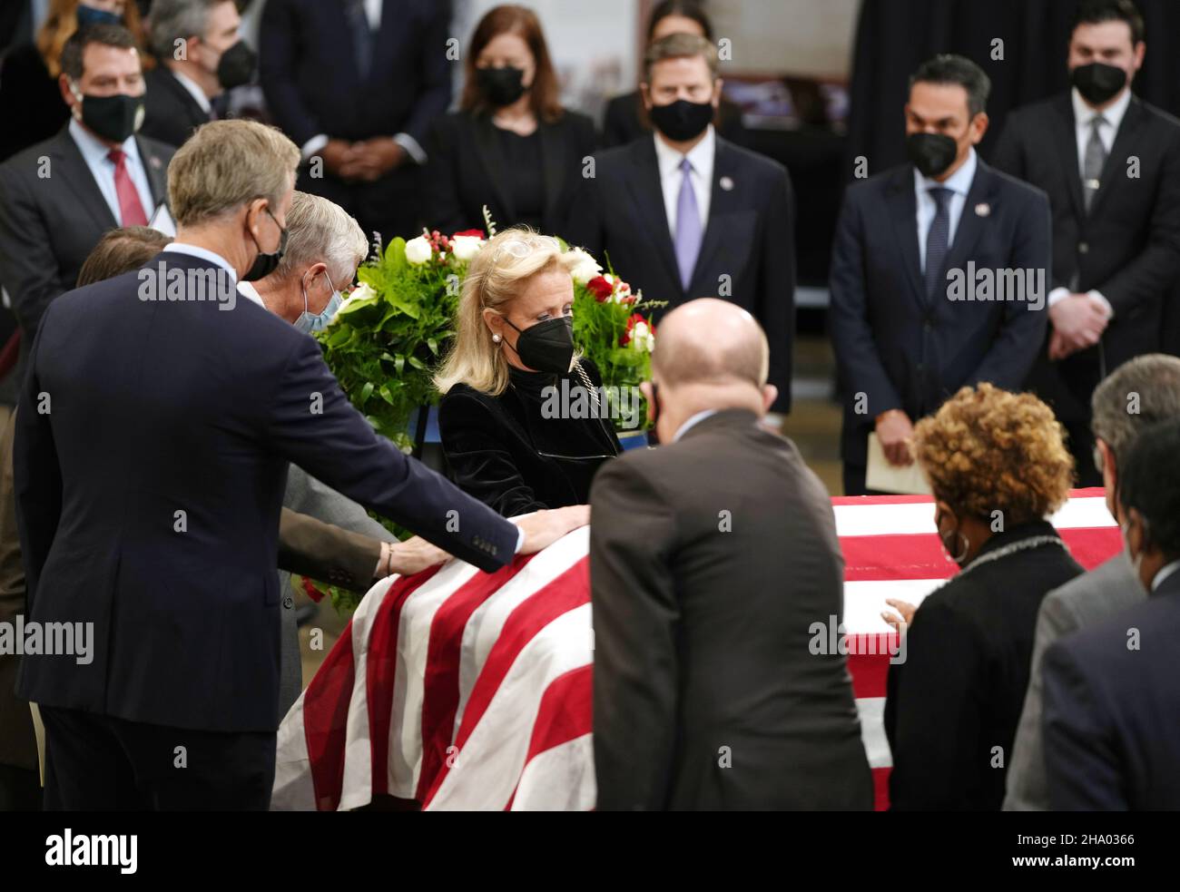 Washington, États-Unis.09th décembre 2021.Des invités, dont le représentant Debbie Dingell (D-MI), au centre, se réunissent pour rendre hommage à l'ancien sénateur Bob Dole (R-KS) alors qu'il se trouve en honneur à la rotonde du Capitole des États-Unis à Washington, DC, le jeudi 9 décembre 2021.(Photo par Sarahbeth Maney/Pool/Sipa USA) crédit: SIPA USA/Alay Live News Banque D'Images