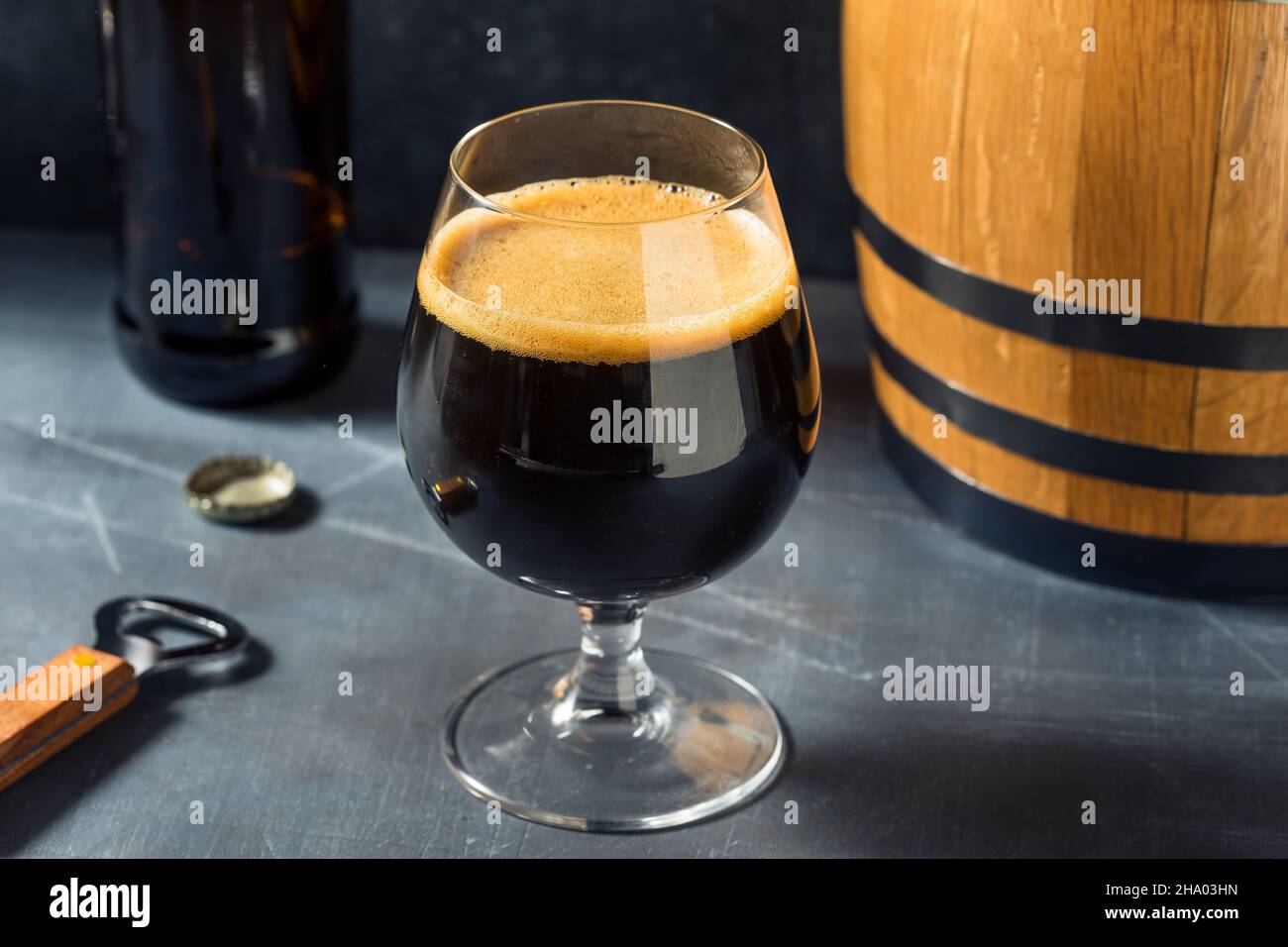 Barirel de bourbon vieux bière bien vieilli dans un verre Banque D'Images