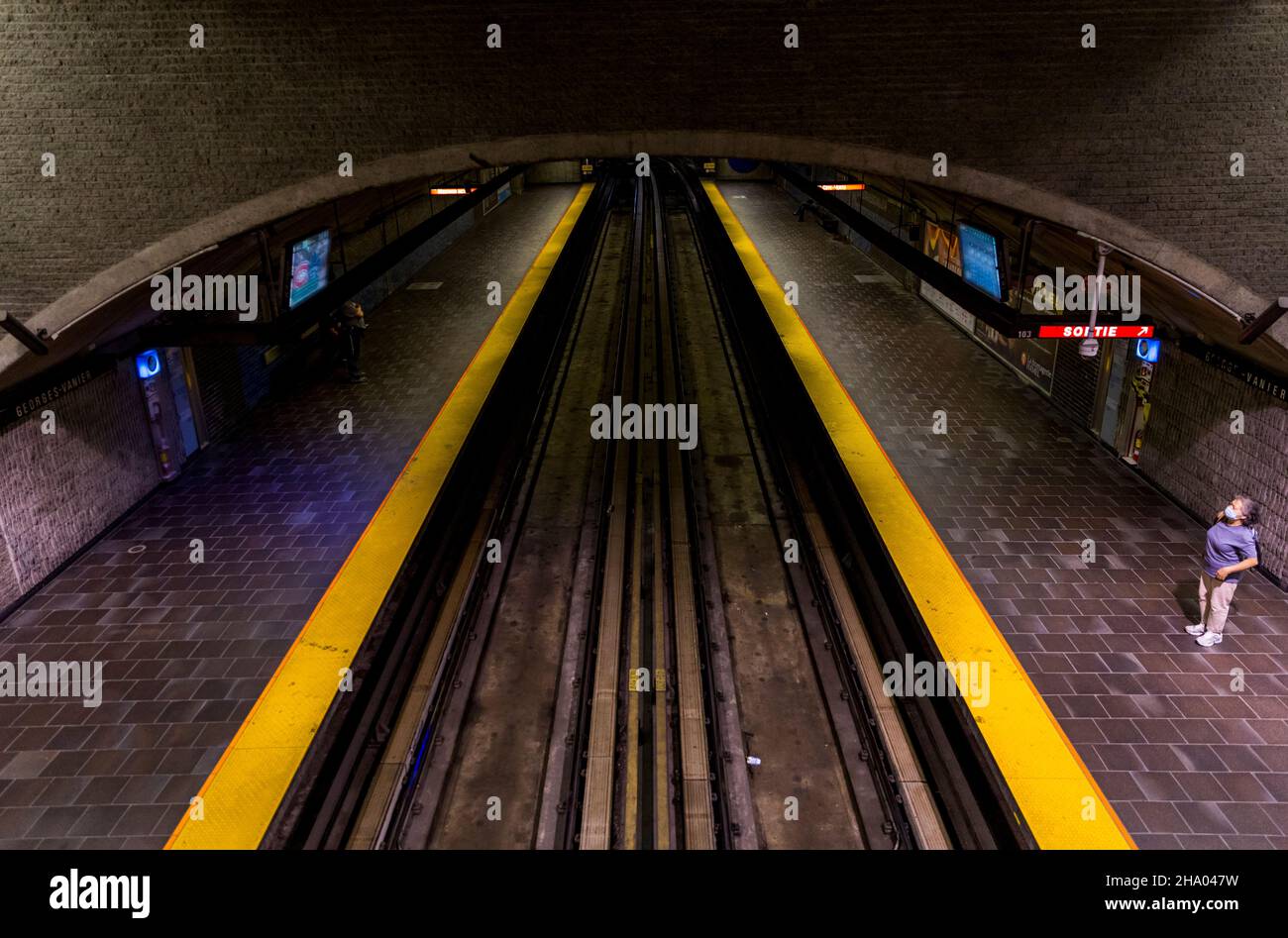 Les quais et les voies à l'intérieur de la station de métro Georges-Vanier à Montréal, Québec, Canada Banque D'Images