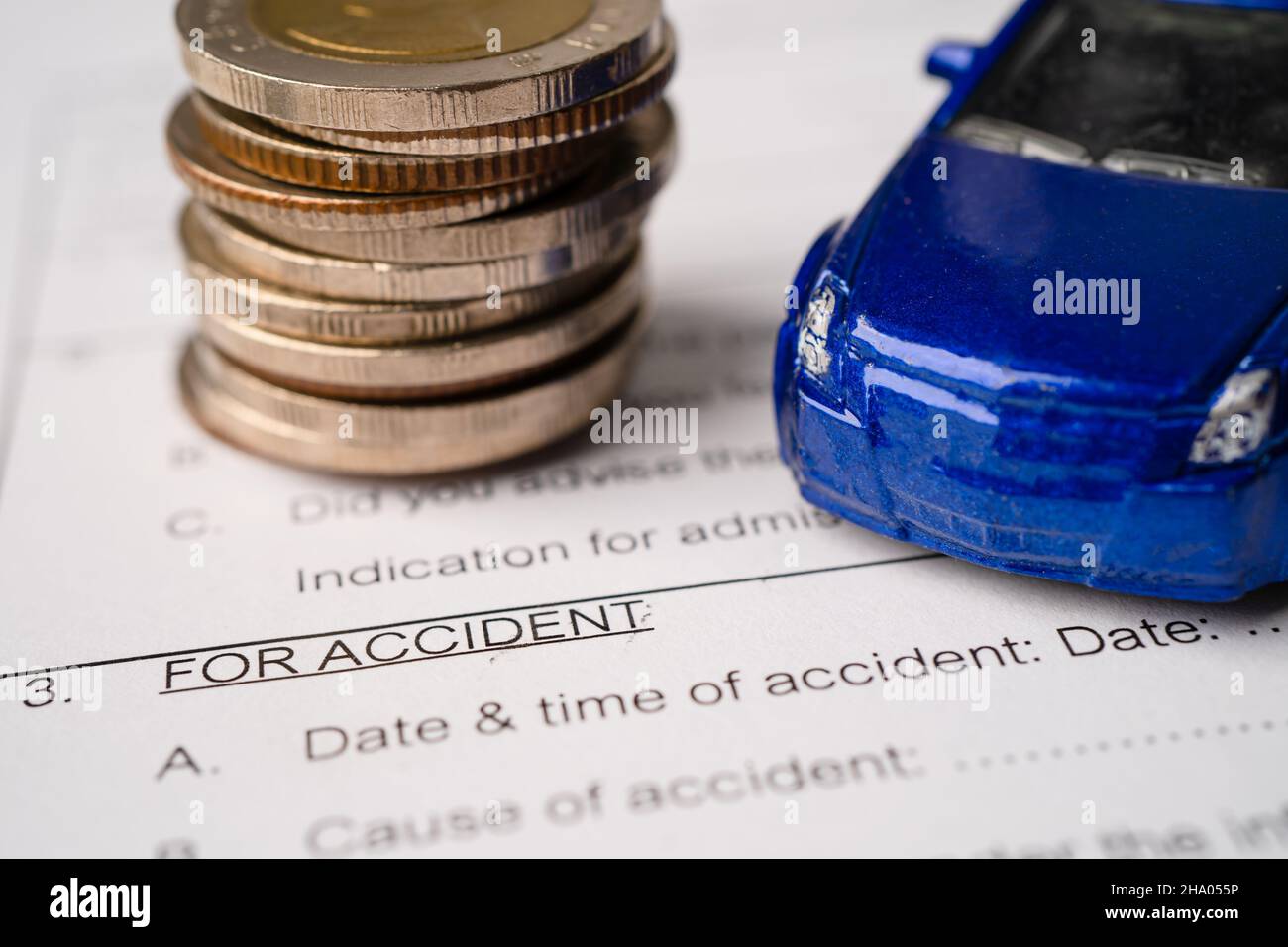 Voiture et pièces de monnaie sur la réclamation d'assurance accident formulaire de voiture fond, prêt de voiture, finance, économiser de l'argent, l'assurance et les concepts de temps de location. Banque D'Images