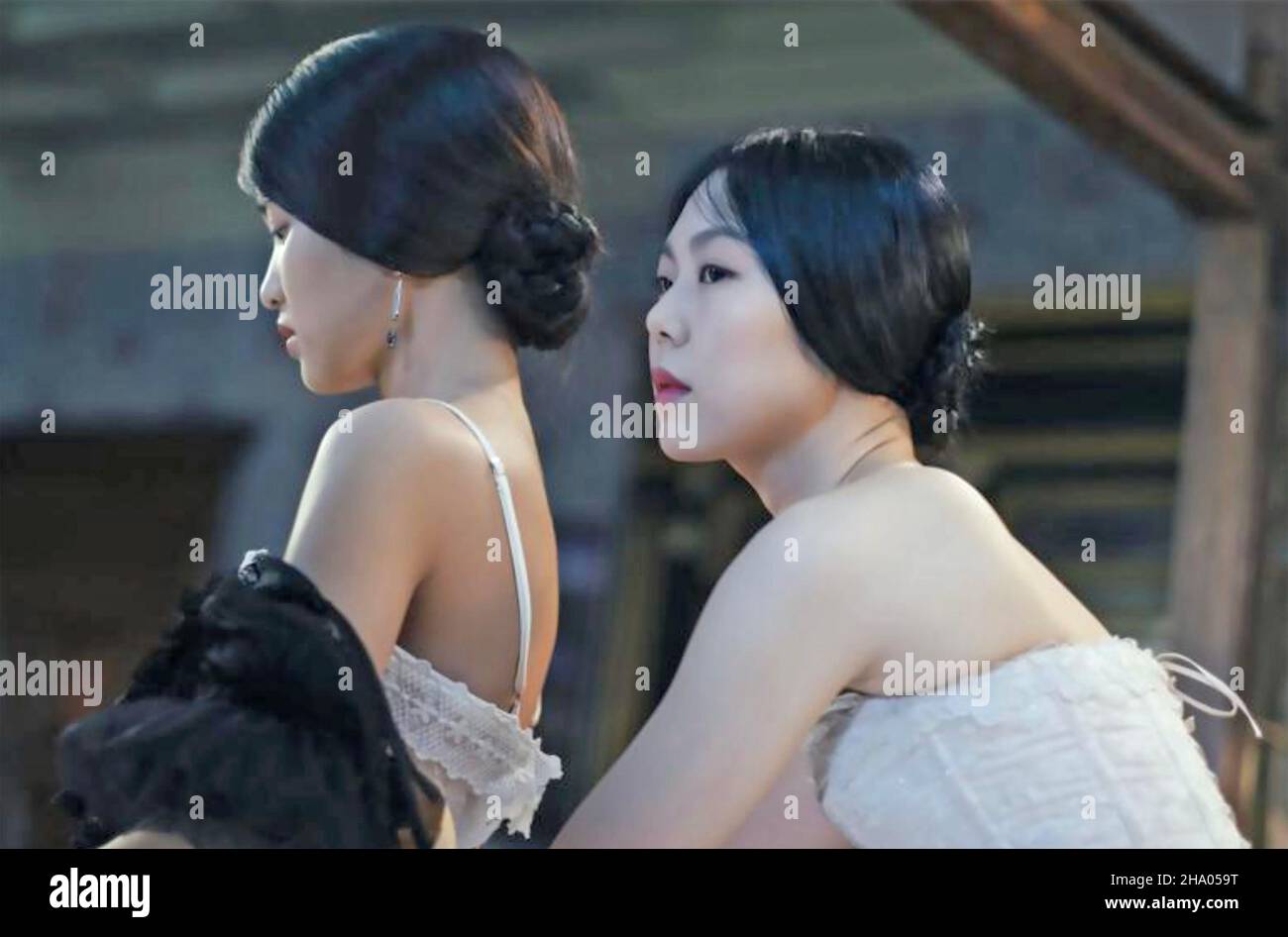 LE FILM HANDMAIDEN 2016 CJ Entertainment avec Kim min-Hee à gauche et Kim Tae-ri Banque D'Images