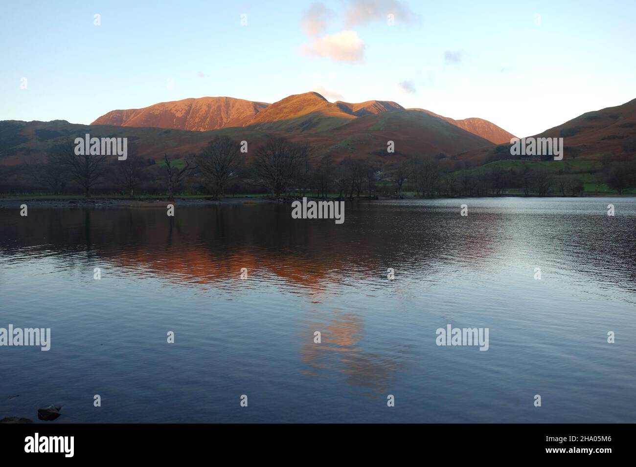 Réflexions de la chaîne de montagnes 'Grasmoor' de Wainwright Hills depuis le lac Buttermere à Dusk dans le parc national Lake District, Cumbria, Angleterre, Royaume-Uni. Banque D'Images
