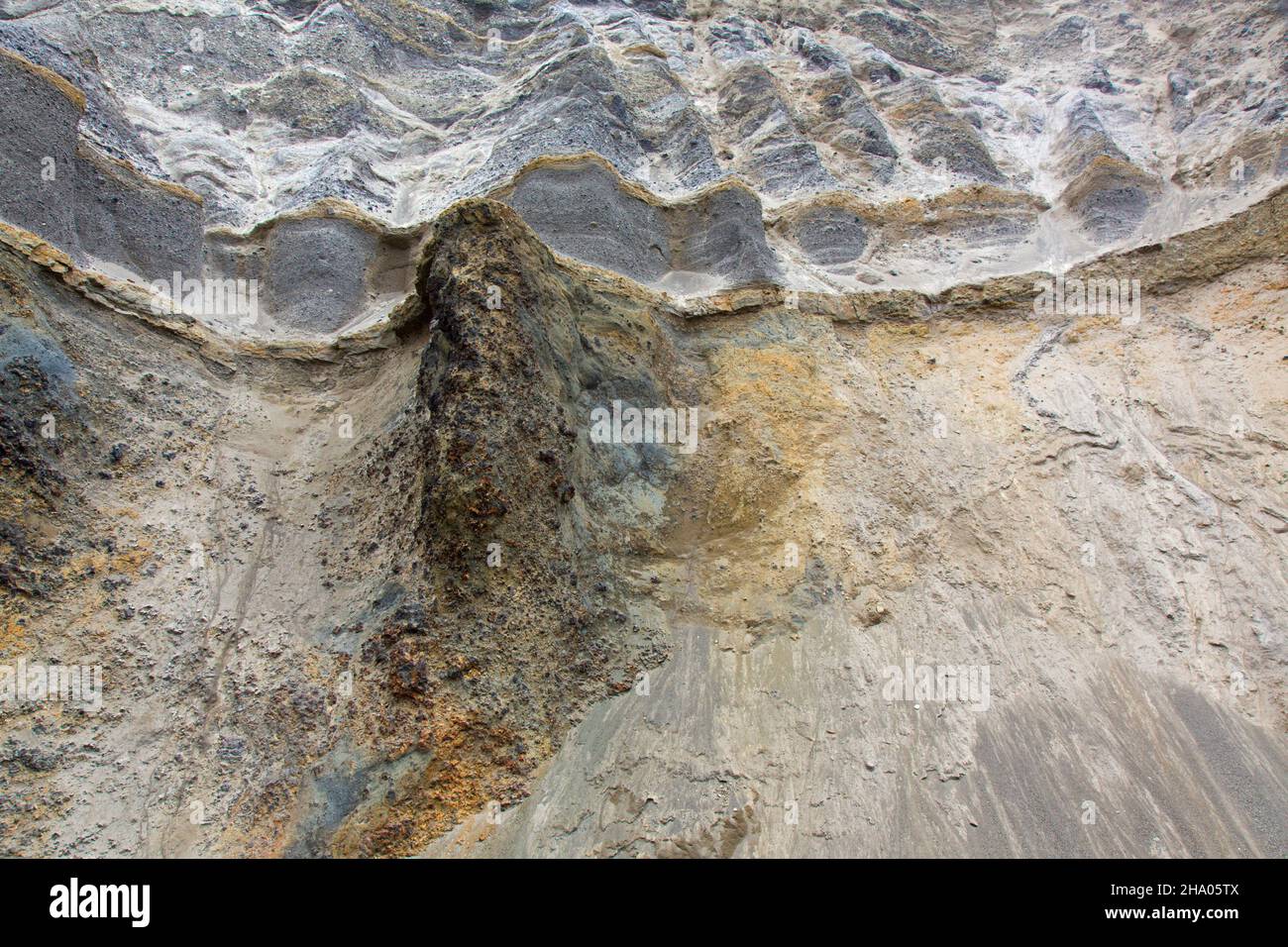 Pitchstone et cuivre exposés dans le canyon de Graenagil à Landmannalaugar, dans la réserve naturelle de Fjallabak, dans le Sudurland, dans les Highlands d'Islande Banque D'Images