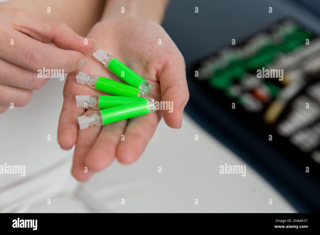 Le médecin tient dans les mains de petites ampoules.Gros plan d'une petite ampoule avec un vaccin dans la main du médecin.Tube à essai pour test d'allergie.Tests d'allergie Banque D'Images