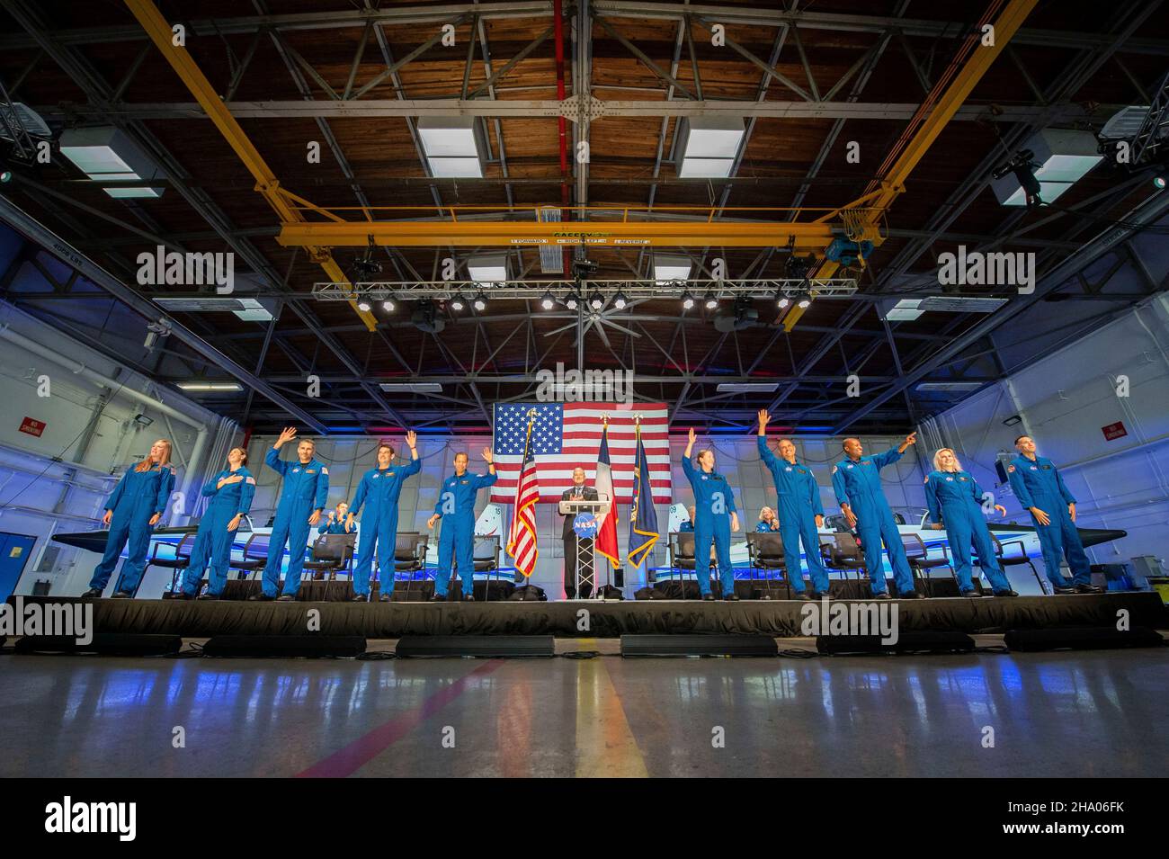 Houston, États-Unis.06 décembre 2021.Les candidats des astronautes de la NASA se sont présentés lors d'un événement annonçant la nouvelle classe de 10 candidats au champ d'Ellington, au Johnson Space Center, le 6 décembre 2021 à Houston, Texas.De gauche à droite sont : Nichole Ayers, Christina Birch, Luke Delaney, Andre Douglas, Christopher Williams,Jessica Wittner, Anil Menon, Andre Douglas, Deniz Burnham et Marcos Berrios.Credit: James Blair/NASA/Alamy Live News Banque D'Images