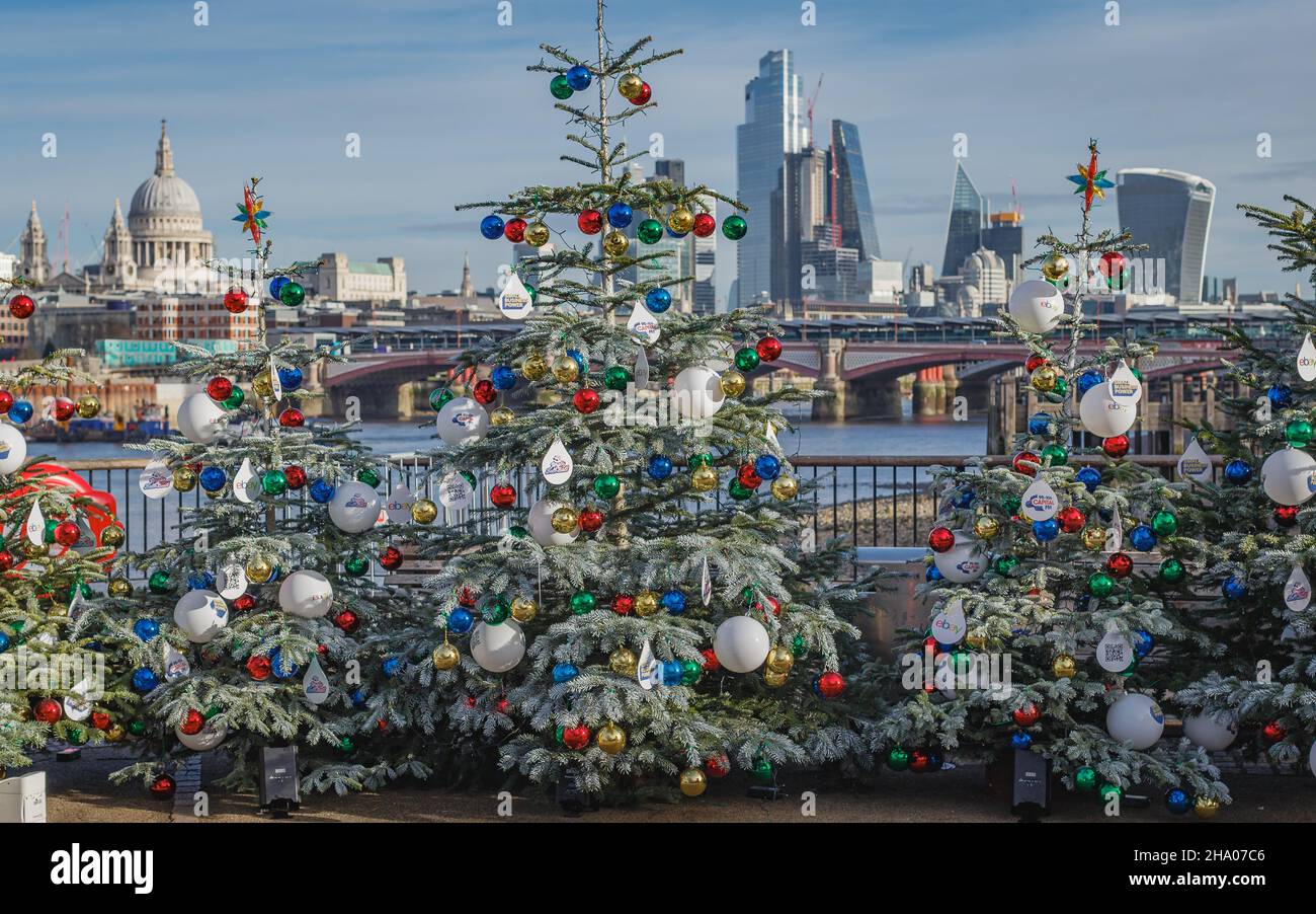 Ville de Londres toile de fond aux arbres de Noël magnifiquement décorés sur la rive sud de Londres. Banque D'Images