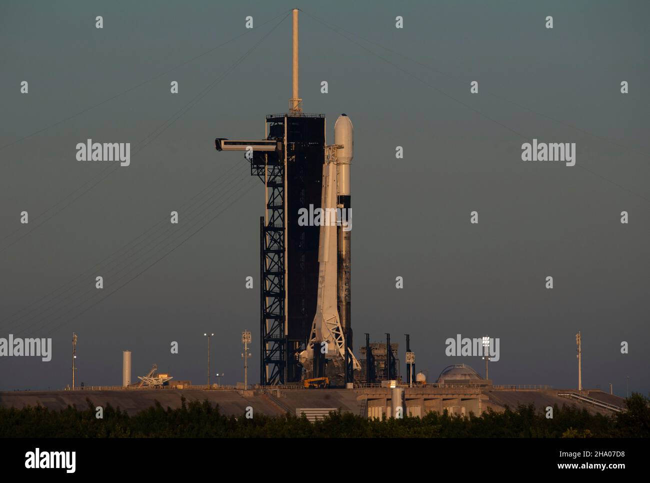 Cape Canaveral, États-Unis d'Amérique.08 décembre 2021.Une fusée SpaceX Falcon 9 transportant le vaisseau spatial de la NASA Imaging X-ray Polarimetry Explorer pendant les préparatifs du compte à rebours sur le complexe de lancement 39A au Kennedy Space Center le 8 décembre 2021 à Cape Canaveral, Floride.L'engin spatial IXPE devrait décoller le 9th décembre en transportant le premier satellite dédié à la mesure de la polarisation des rayons X.Credit: Joel Kowsky/NASA/Alamy Live News Banque D'Images