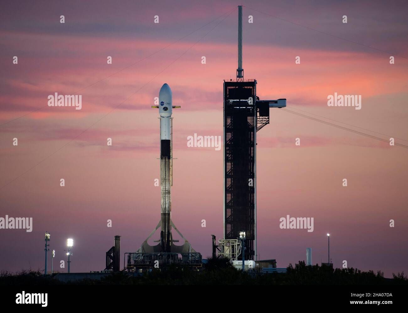 Cape Canaveral, États-Unis d'Amérique.08 décembre 2021.Une fusée SpaceX Falcon 9 transportant le vaisseau spatial de l'explorateur de polarimétrie à rayons X de la NASA pendant les préparatifs du compte à rebours au coucher du soleil sur le complexe de lancement 39A au Kennedy Space Center le 8 décembre 2021 à Cape Canaveral, Floride.L'engin spatial IXPE devrait décoller le 9th décembre en transportant le premier satellite dédié à la mesure de la polarisation des rayons X.Credit: Joel Kowsky/NASA/Alamy Live News Banque D'Images