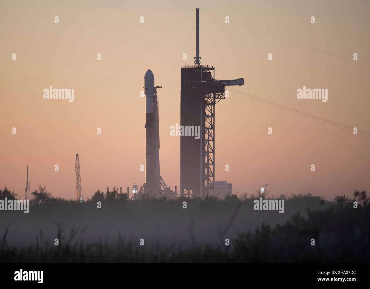 Cape Canaveral, États-Unis d'Amérique.08 décembre 2021.Une fusée SpaceX Falcon 9 transportant le vaisseau spatial de la NASA Imaging X-ray Polarimetry Explorer pendant les préparatifs du compte à rebours sur le complexe de lancement 39A au Kennedy Space Center le 8 décembre 2021 à Cape Canaveral, Floride.L'engin spatial IXPE devrait décoller le 9th décembre en transportant le premier satellite dédié à la mesure de la polarisation des rayons X.Credit: Joel Kowsky/NASA/Alamy Live News Banque D'Images