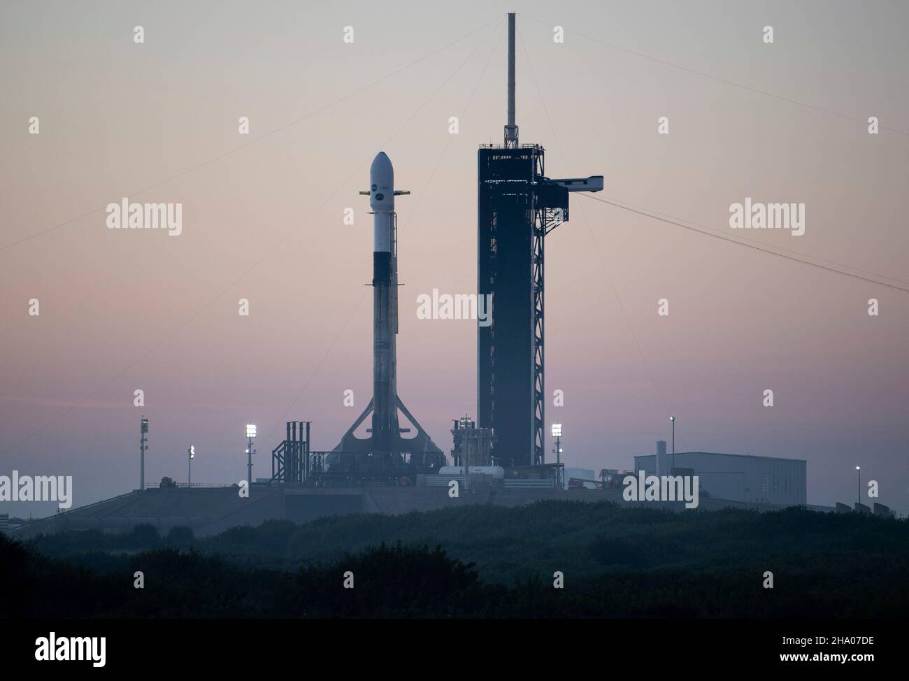 Cape Canaveral, États-Unis d'Amérique.08 décembre 2021.Une fusée SpaceX Falcon 9 transportant le vaisseau spatial de la NASA Imaging X-ray Polarimetry Explorer pendant les préparatifs du compte à rebours sur le complexe de lancement 39A au Kennedy Space Center le 8 décembre 2021 à Cape Canaveral, Floride.L'engin spatial IXPE devrait décoller le 9th décembre en transportant le premier satellite dédié à la mesure de la polarisation des rayons X.Credit: Joel Kowsky/NASA/Alamy Live News Banque D'Images