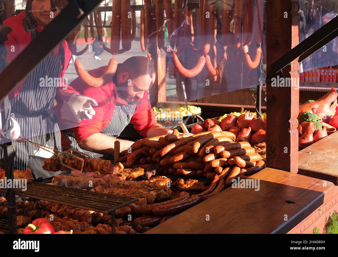 Restaurant-grill en plein air avec grand choix de viandes et saucisses gastronomiques grillées, viande marinées pour griller dans un comptoir, grill Banque D'Images